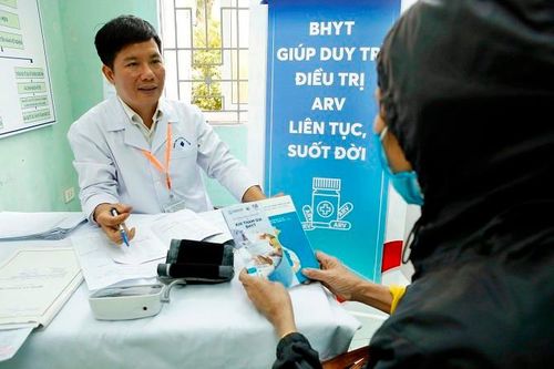 Phấn đấu cung cấp đủ thuốc ARV cho 162.000 người nhiễm HIV