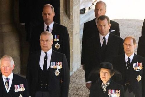 'Hoàng tử William yêu cầu em họ đứng giữa mình với Harry'
