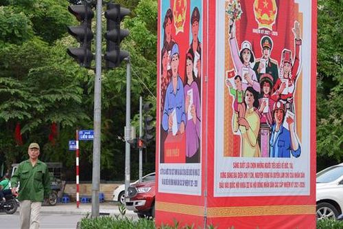 Đường phố Hà Nội rực rỡ pano, áp phích cổ động ngày bầu cử