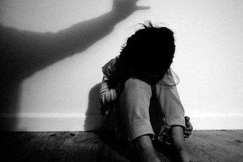 Vì sao con dễ bị người thân xâm hại hơn người lạ?