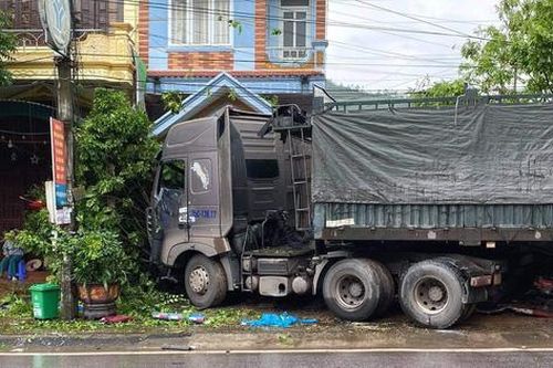 Container đâm trúng ô tô tải đang đỗ ven đường: Một nạn nhân tử vong, hai người bị thương