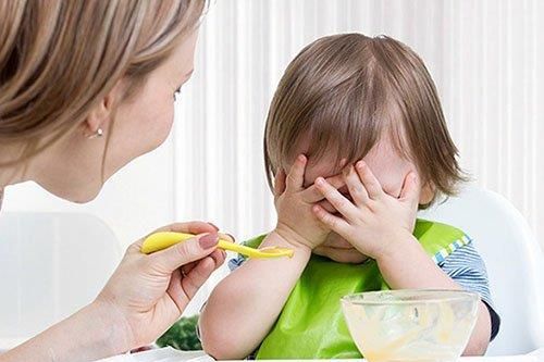 Mớm cơm và một loạt sai lầm của phụ huynh khiến trẻ 'nuôi mãi không lớn'