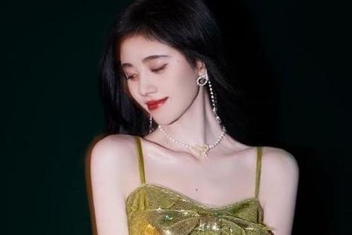 Ngày nào còn phải dùng miếng độn vai, nay Cúc Tịnh Y đã có bờ vai đẹp như Jennie BLACKPINK