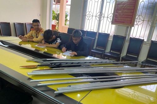 Truy vết 2 thiếu niên phóng xe tốc độ cao không đội mũ bảo hiểm, ra cả 'mớ' hung khí trong quán…trà sữa