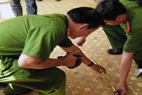 Dùng kéo đâm vợ vì mâu thuẫn tình cảm