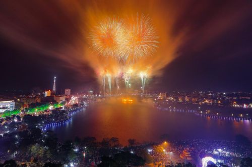 Pháo hoa rực rỡ trong đêm nhân dịp giỗ Tổ Hùng Vương