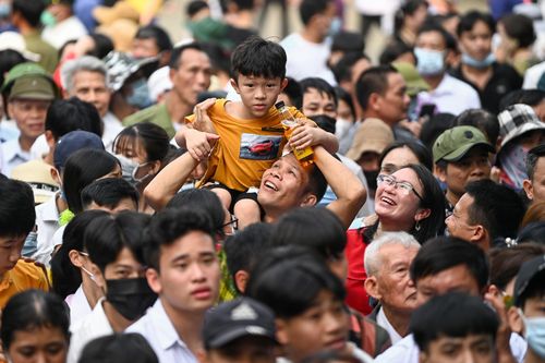 Biển người chen chân dưới nắng nóng tại lễ hội Đền Hùng