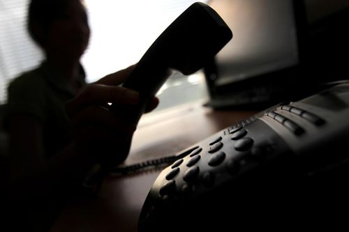 Bị lừa qua điện thoại, cụ bà ở Hong Kong mất hơn 32 triệu USD
