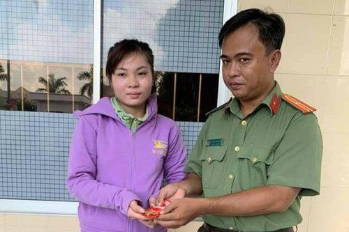 Thiếu tá công an trả 4,7 chỉ vàng cho cô gái đánh rơi