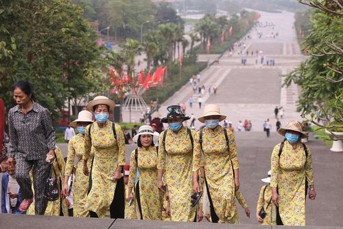 Bốn phương tụ hội về đất Tổ