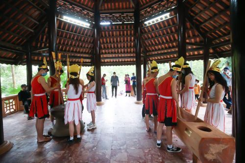 Giổ Tổ Hùng Vương năm 2021: Độc đáo với hoạt động đánh trống đồng và đâm đuống của đồng bào Mường