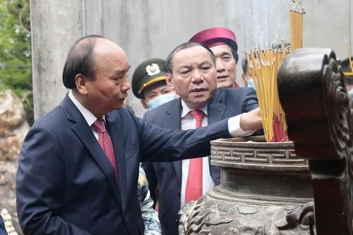 Chủ tịch nước Nguyễn Xuân Phúc dâng hương tưởng niệm các Vua Hùng