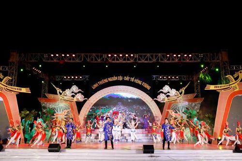 Màn nghệ thuật và pháo hoa rực sáng trên đất Tổ