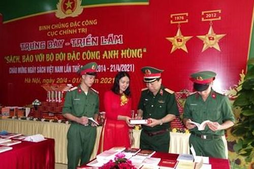 'Sách, báo với bộ đội đặc công anh hùng'