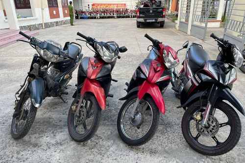 'Tiểu yêu' ở cầu Tình yêu