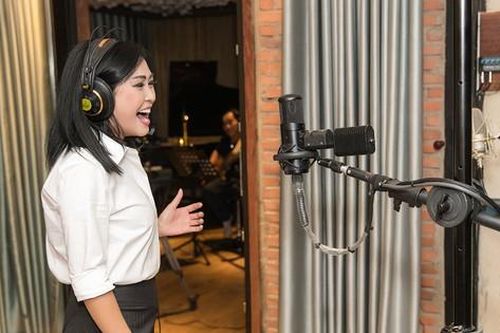 Phương Thanh lần đầu giới thiệu 3 định dạng album băng cối, đĩa than, CD cho sự trở lại