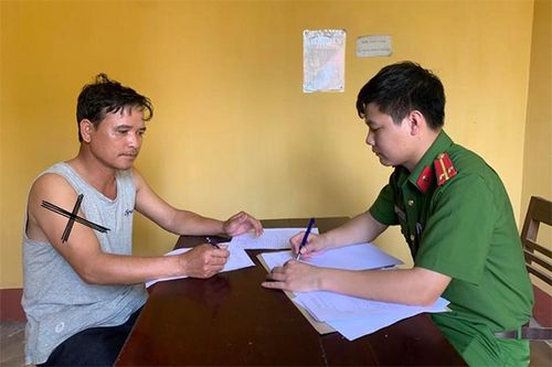 Người đàn ông chặn đường đi học về rồi dâm ô nữ sinh