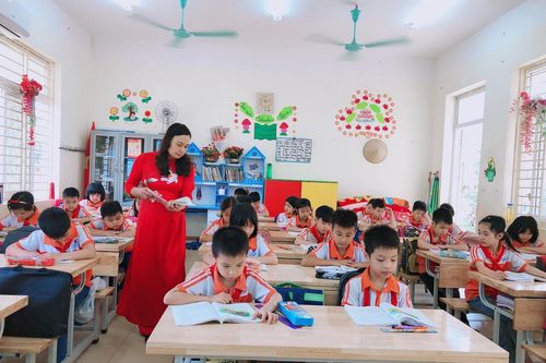 Giáo viên nghiên cứu nhiều bộ SGK để phong phú nguồn học liệu