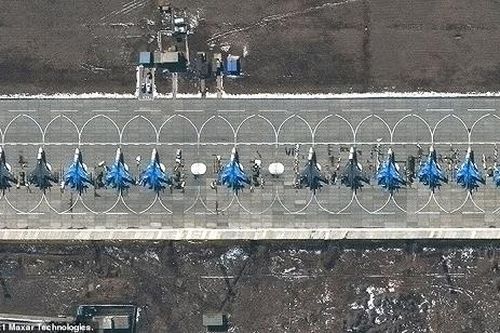 Ảnh vệ tinh: 15 máy bay ném bom siêu thanh Nga chờ lệnh gần biên giới Ukraine
