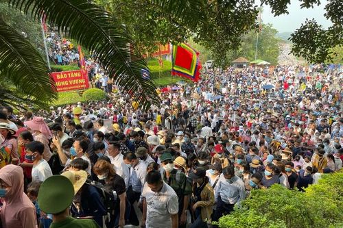 Hàng vạn người đổ về Đền Hùng dâng hương giỗ Tổ