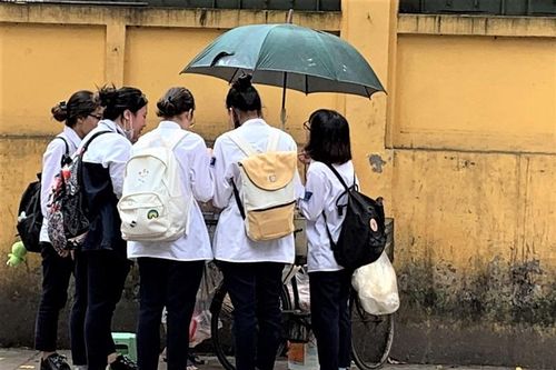 Hiểm họa bao vây trường học: Vô tư 'thưởng thức' đồ ăn siêu rẻ, không nguồn gốc