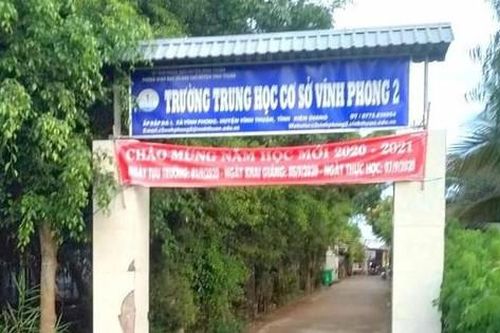 Hiệu trưởng bị mất chức vì để giáo viên vào nhà nghỉ với nữ sinh