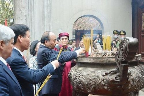Chủ tịch nước Nguyễn Xuân Phúc dâng hương tưởng niệm các Vua Hùng