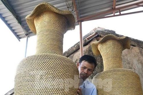 Cặp độc bình 'độc nhất vô nhị' được làm từ 10 triệu khoen lon bia