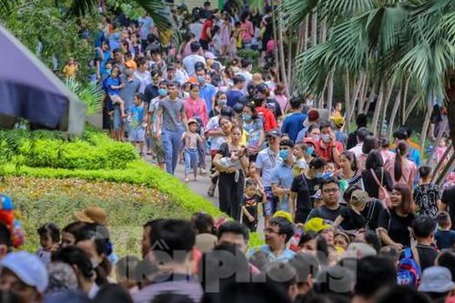 Chen chân ở vườn thú Hà Nội ngày nghỉ lễ Giỗ Tổ