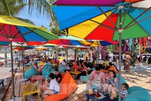 Người Đà Nẵng kéo nhau xuống biển, lên núi trốn nóng ngày lễ
