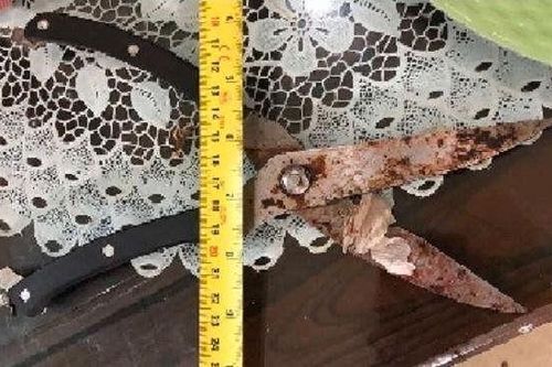 Dùng kéo đâm vợ vì mâu thuẫn tình cảm