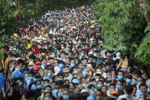 Vạn người chen nhau đội nắng ở lễ hội Đền Hùng