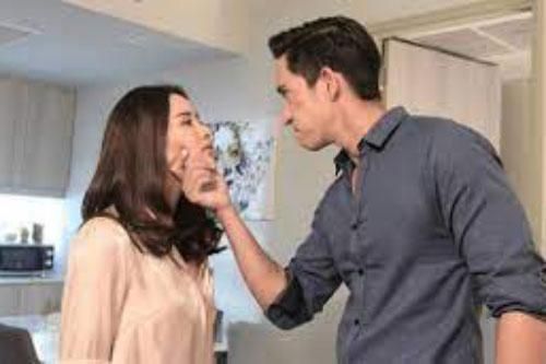 Mẹ chồng bị ngã xe nhập viện, chồng không vào chăm sóc mà lao vào đánh tôi tối tăm mặt mũi
