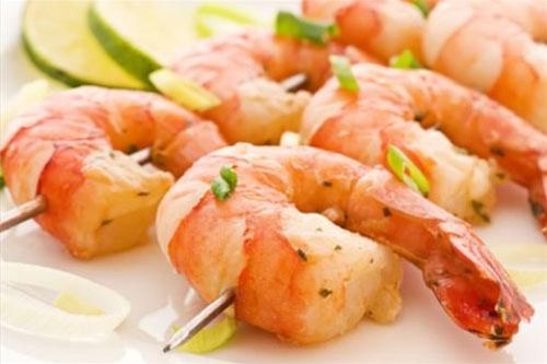 Những sai lầm khi cho trẻ ăn tôm mất sạch canxi, dễ rước bệnh cho con