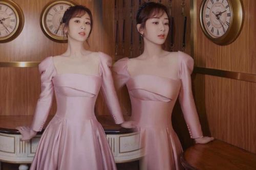 Dương Tử tiếp tục gây chú ý khi diện váy màu hồng khoe xương quai xanh