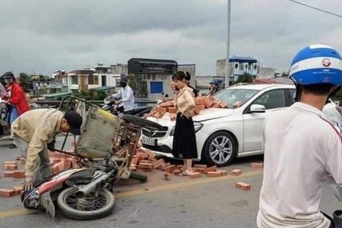 Hành động bất ngờ của nữ chủ xe sang Mercedes sau khi bị một xe xích lô gạch tông trúng