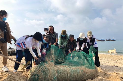 Hơn 40 tình nguyện viên tham gia dọn rác trên đảo Điệp Sơn