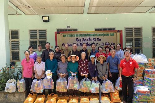 Ban Từ thiện xã hội GHPGVN huyện Long Thành tặng quà đến đồng bào dân tộc