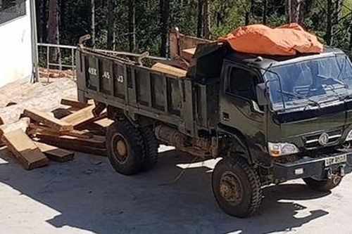 Điều tra nguồn gốc 50 phách gỗ lậu trên xe ôtô