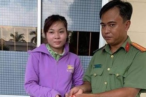 Cán bộ Công an trả lại vàng cho người dân đánh rơi