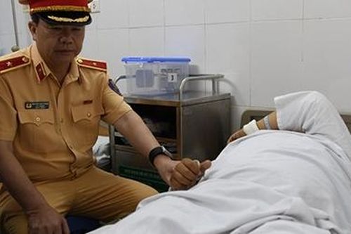 Thăm hỏi chiến sỹ CSGT bị thương khi làm nhiệm vụ