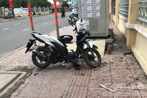 Xe máy va chạm với nữ sinh rồi văng lên vỉa hè, thiếu niên tử vong