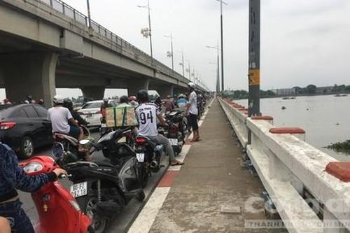 Người phụ nữ bỏ lại xe máy trên cầu Hóa An, nhảy sông Đồng Nai tự tử