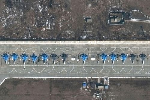 Ảnh vệ tinh cho thấy Nga điều động loạt chiến cơ và khí tài tới gần Ukraine