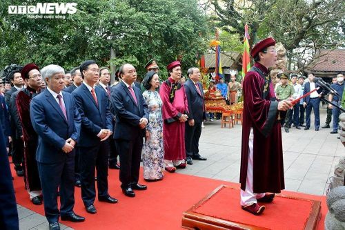 Chủ tịch nước Nguyễn Xuân Phúc dâng hương tưởng niệm các Vua Hùng