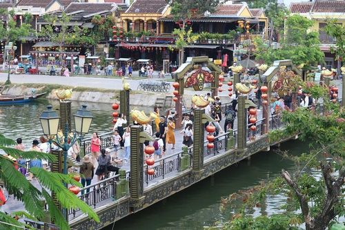 Phố cổ Hội An dập dìu du khách trong ngày Giỗ Tổ Hùng Vương