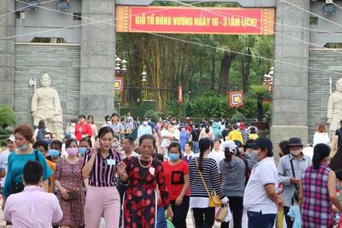 Hàng ngàn người dân đội nắng kéo về TP.Thủ Đức dự lễ giỗ Tổ Hùng Vương