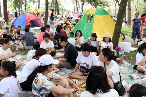 Hà Nội: Nắng như đổ lửa, nghìn người ùn ùn kéo đến công viên cắm trại dịp Giỗ tổ Hùng Vương