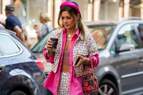 'Đu trend' không tốn kém: Cùng làn sóng retro, phụ kiện thời thơ ấu tái sinh thành mốt!