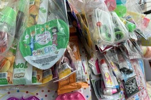 Quà vặt trước cổng trường: Mối nguy khôn lường đe dọa sức khỏe các em học sinh